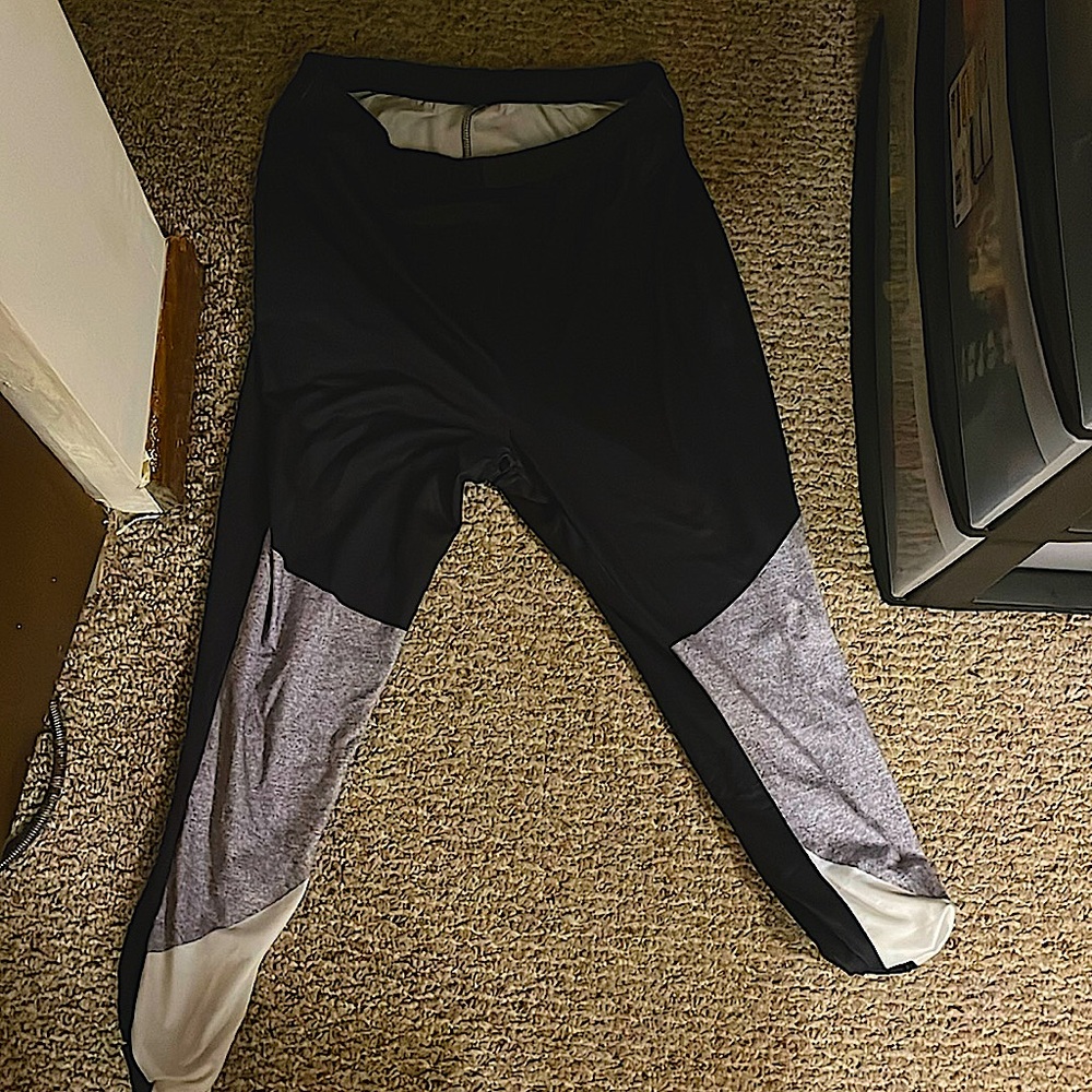 Black with grey leggings it too big for me